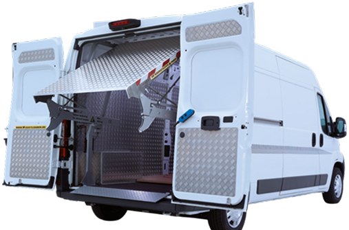 Witte bestelbus met openstaande deuren-en easyloader laadklep